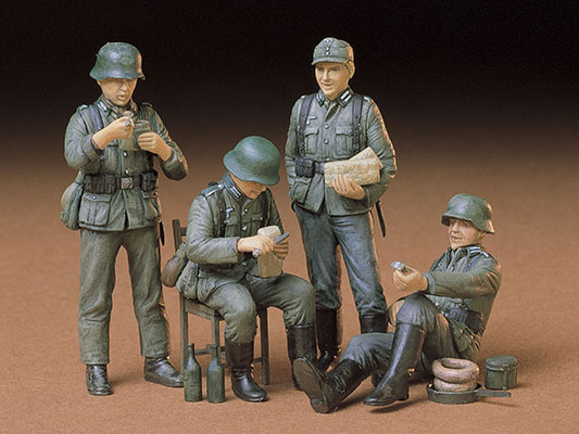 1/35  German Soldiers at Rest