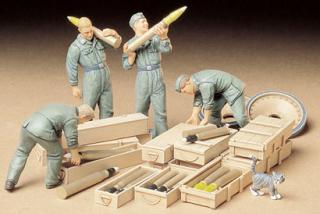1/35  German Tank Ammo-Loading Crew